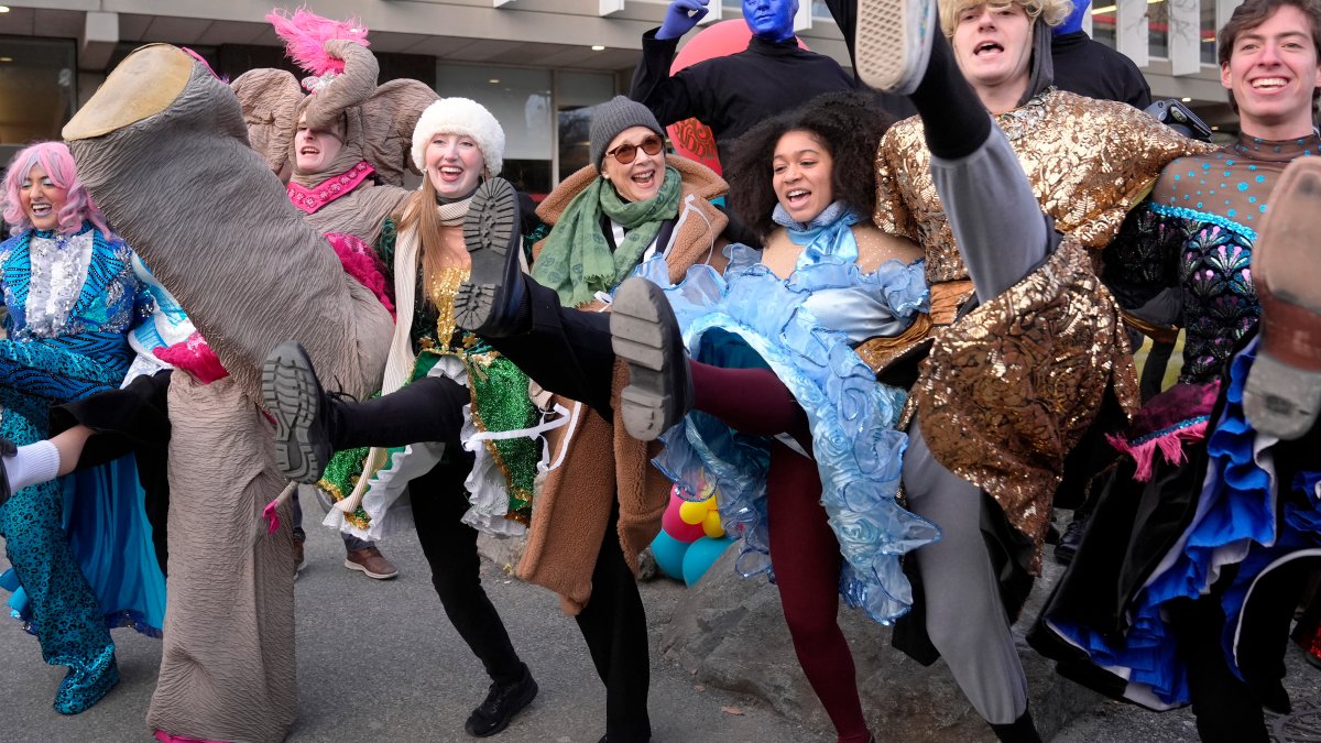 Annette Bening honored as Harvard&#039s Hasty Pudding Girl of the Year