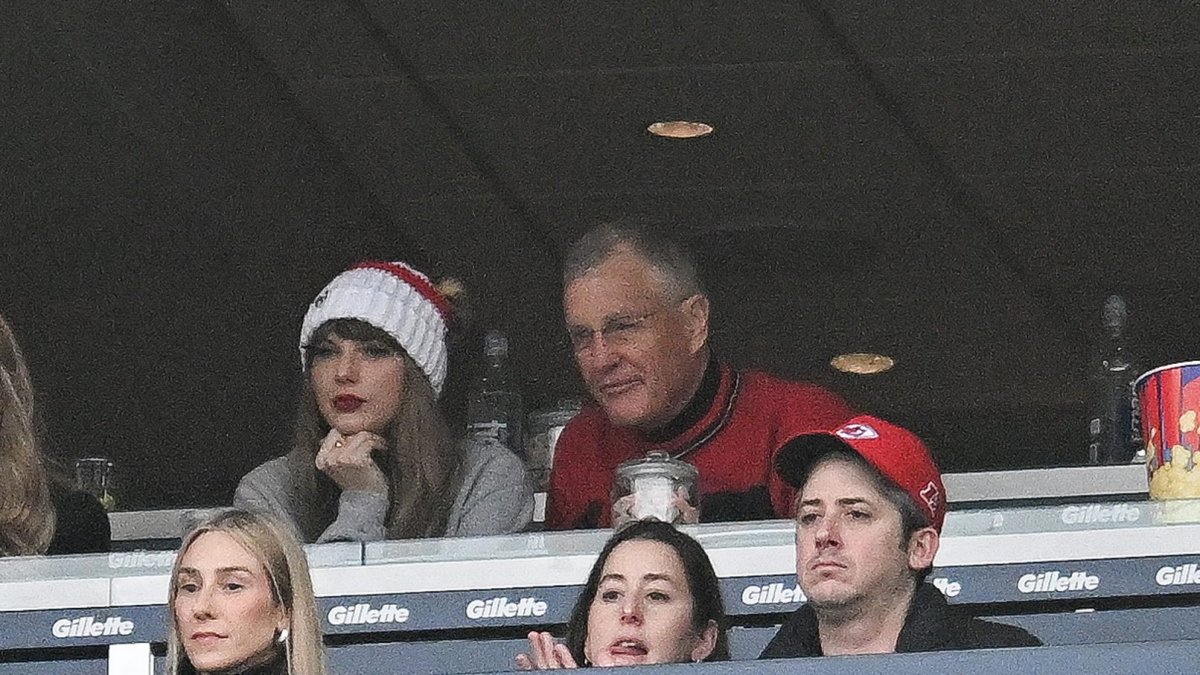 Australian photographer accuses Taylor Swift&#039s father of punching him in the experience