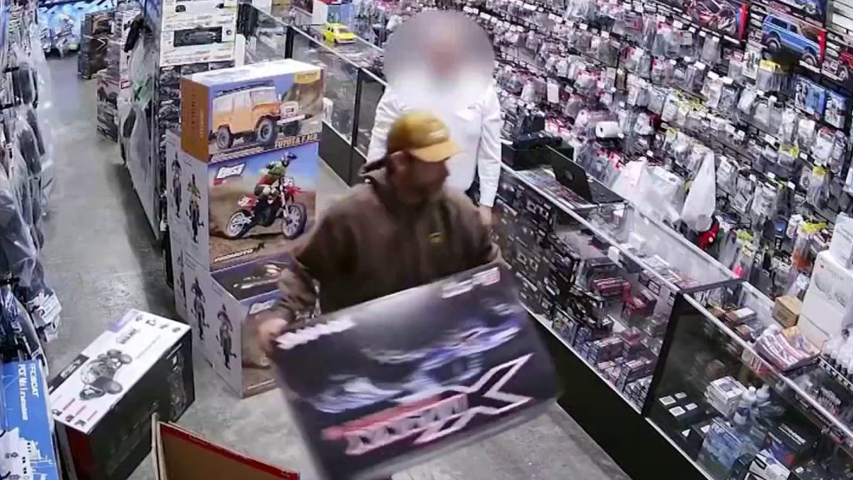 Video: Man wearing delivery company hoodie runs out of Sweetwater shop with expensive gadget – NBC 6 South Florida - Vimarsana News