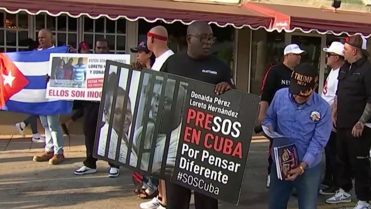 Miami demonstrators form human chain in solidarity with Cuba protests ...