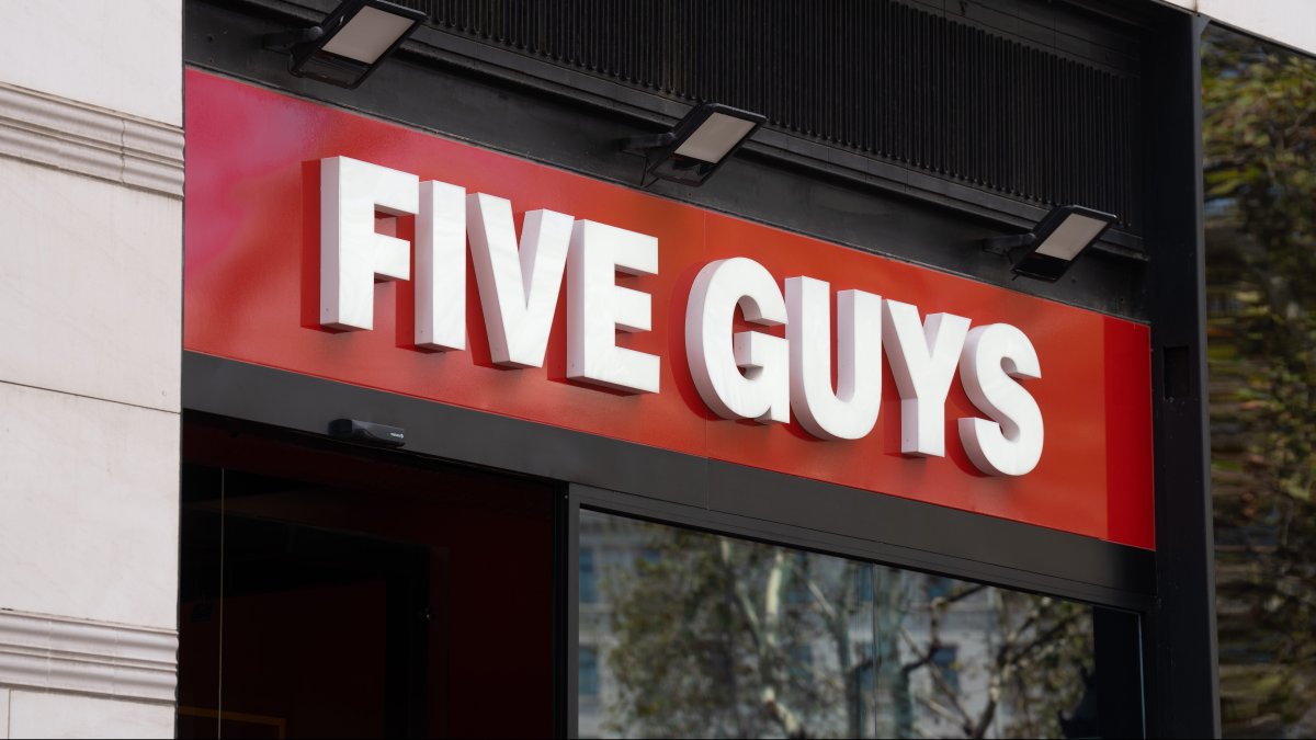 5 Guys consumers say its charges are ‘out of regulate&#039