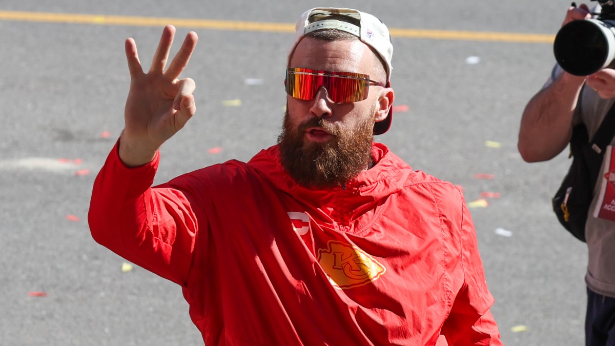 See Travis Kelce present off his ‘signature&#039 dance go to ‘Karma&#039 at ‘Eras Tour&#039 in Singapore