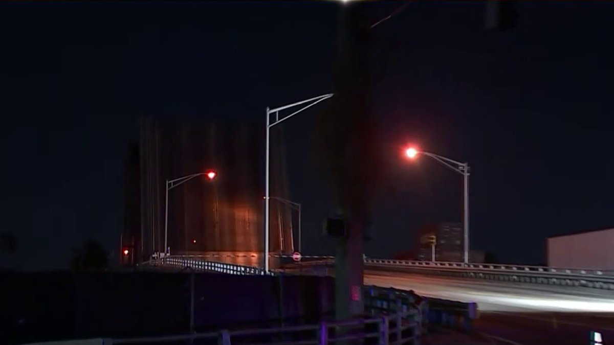 Gas leak forces closure of Northwest 22nd Avenue bridge in Miami – NBC