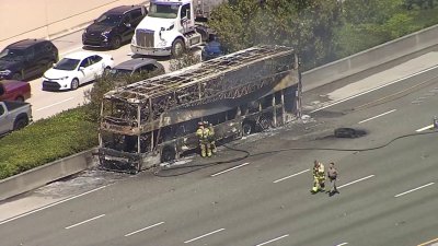 Video shows burned-out bus on I-595 in Broward