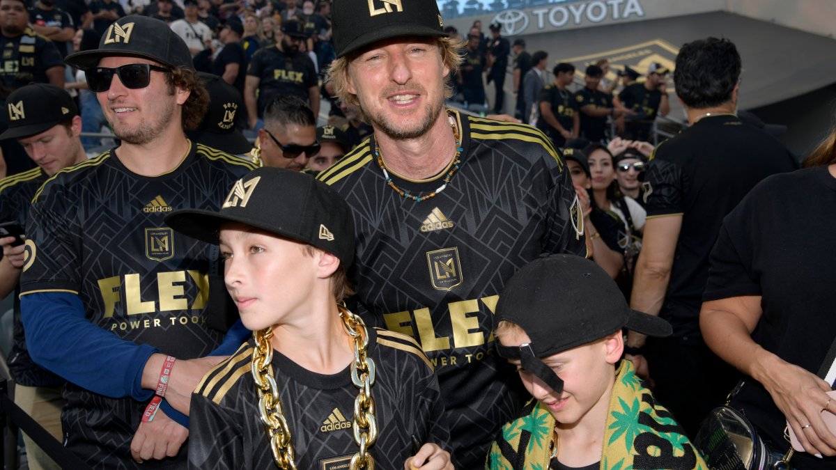 Owen Wilson and his young children make uncommon appearance at L.A. soccer activity