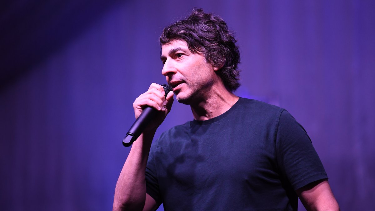 Comic Arj Barker asks breastfeeding mother to go away exhibit right after child talked for the duration of his set