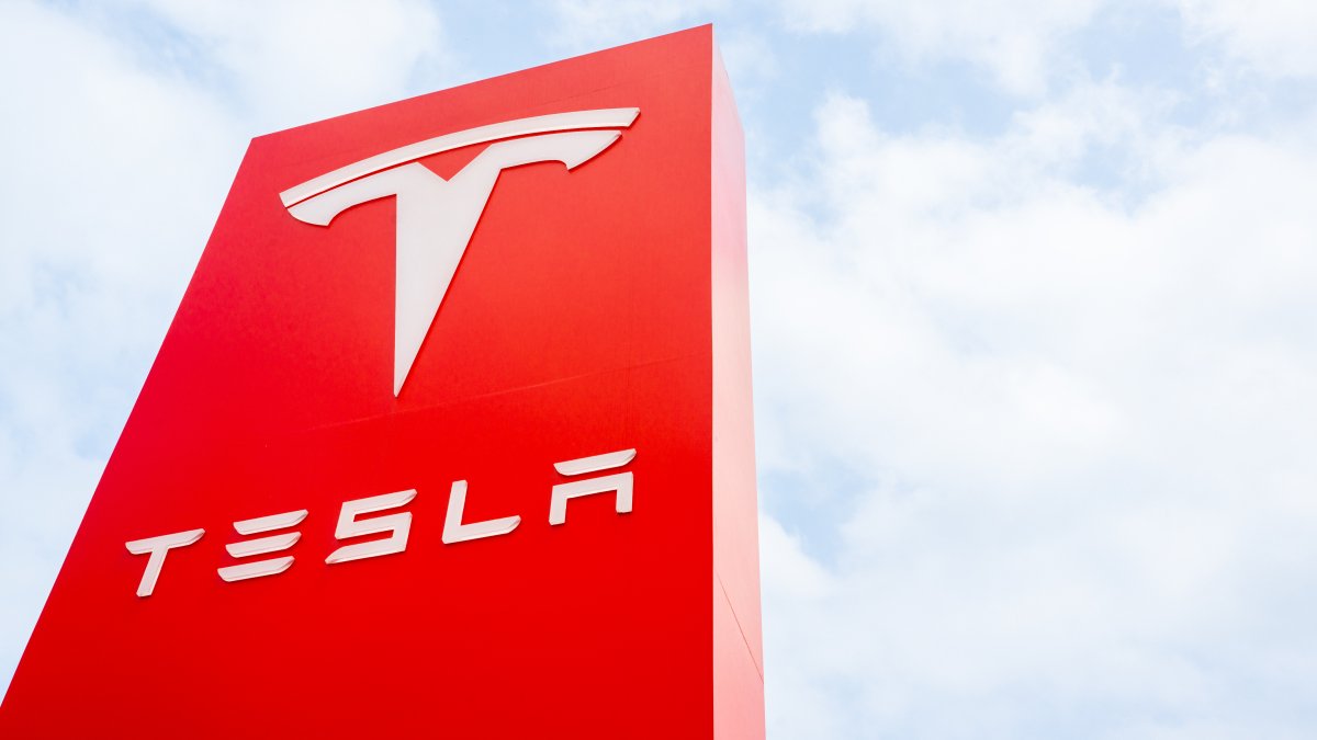 Man drives into protesters outside Tesla dealership in Palm Beach – NBC ...