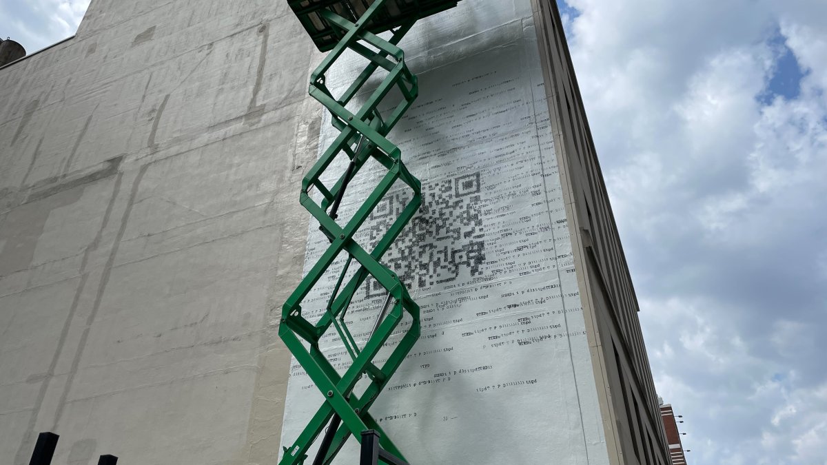 A mysterious mural with a QR code has popped up in Chicago. Taylor Swift enthusiasts say it&#039s a concept for them
