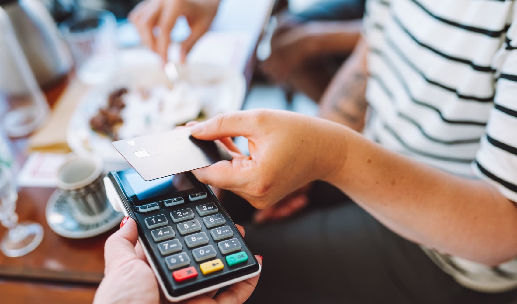 Average consumer carries $6,218 in credit card debt, as more borrowers are falling behind on their payments - Vimarsana News