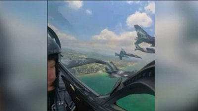 Jets touch wings during Fort Lauderdale Air Show