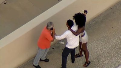 Wild video captures woman attempt to stab man after crash on I-395