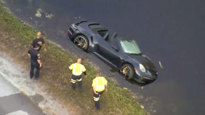 Video muestra un Porsche parcialmente sumergido en un canal de Miramar