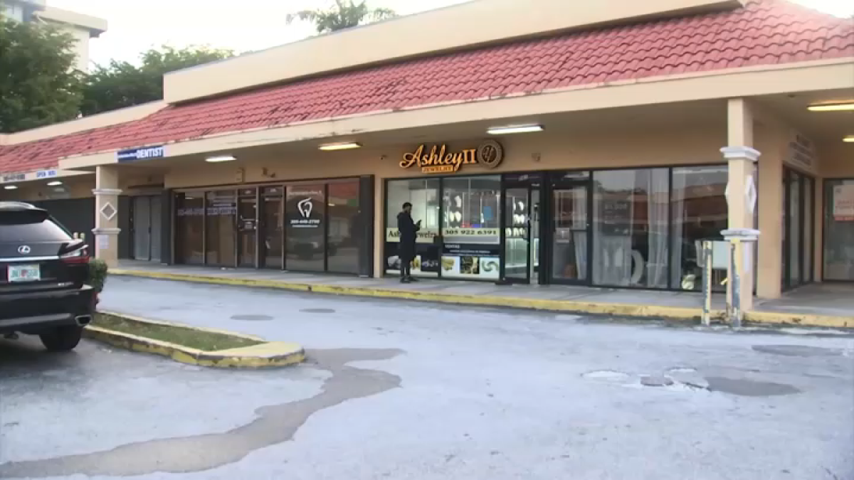 Burglars break into Miami jewelry store through triangular hole in roof – NBC 6 South Florida