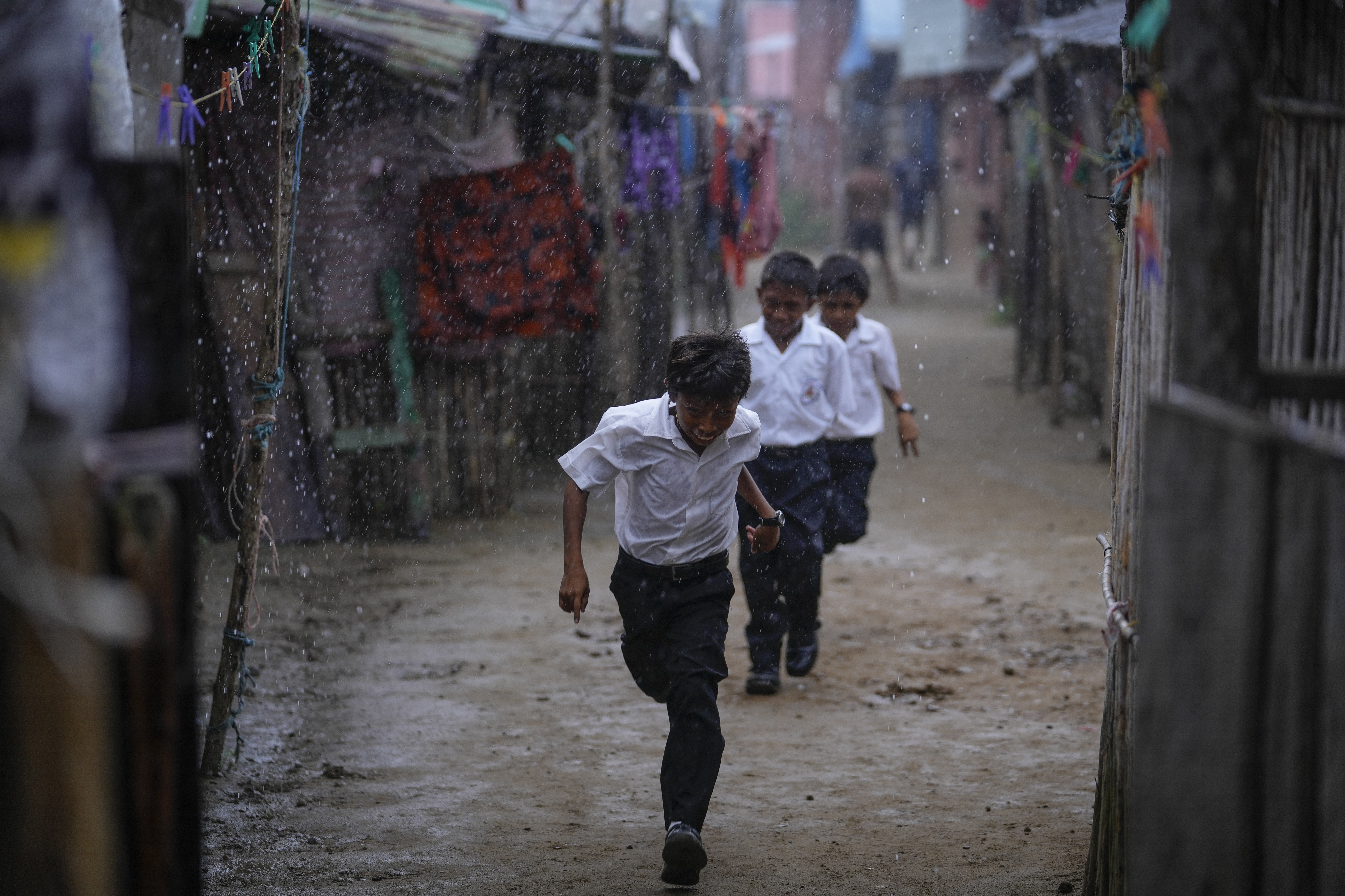 Children run to school in the rain in Gardi Sugdub Island