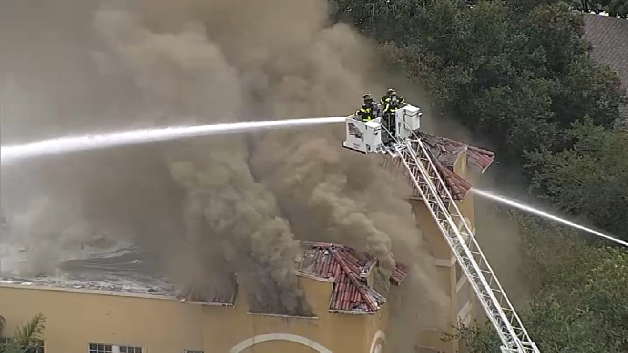 PICTURES: Massive fire at apartment building in Miami