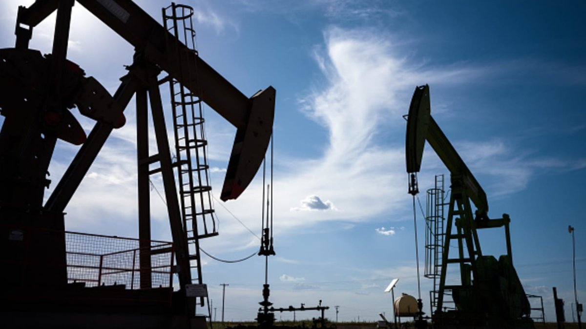 Oil prices hold firm as traders wait on U.S. stockpile data for signs ...