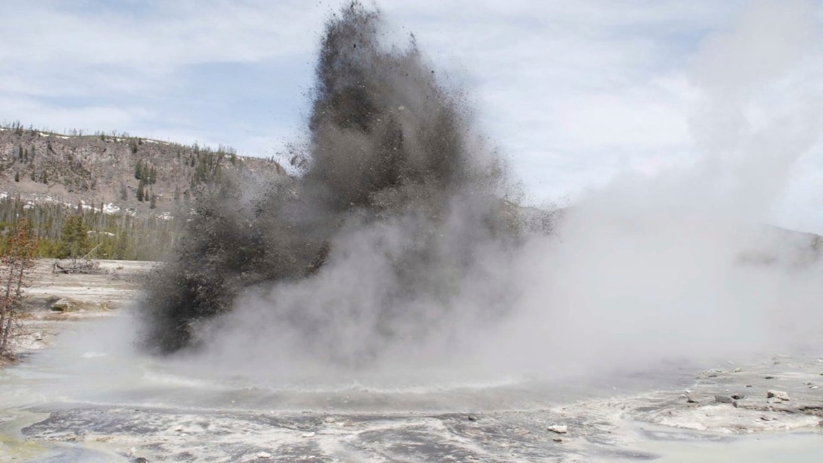 Geyser explosion sends dozens running for safety in Yellowstone – NBC 6 ...