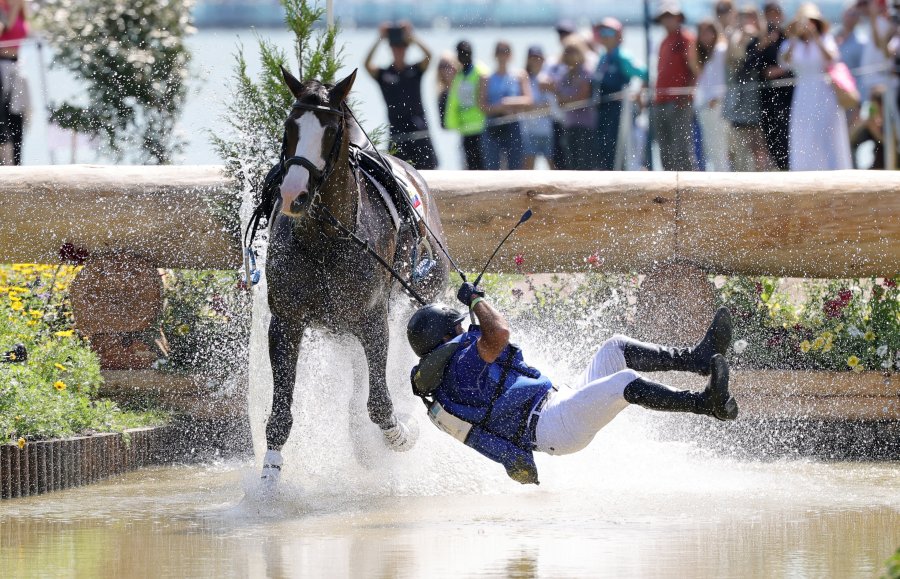 Ronald Zabala-Goetschel falls off his horse