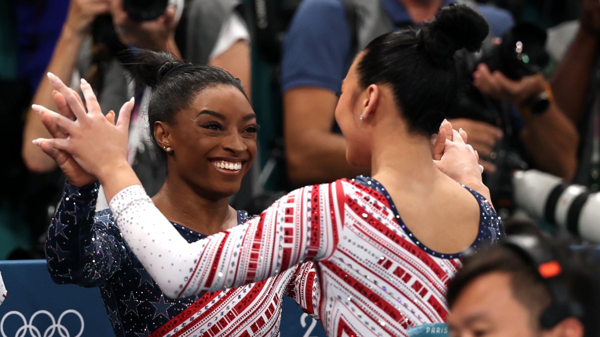 Fans love watching Suni Lee and Simone Biles plan their TikToks after winning gold Fans love watching Suni Lee and Simone Biles plan their TikToks after winning gold