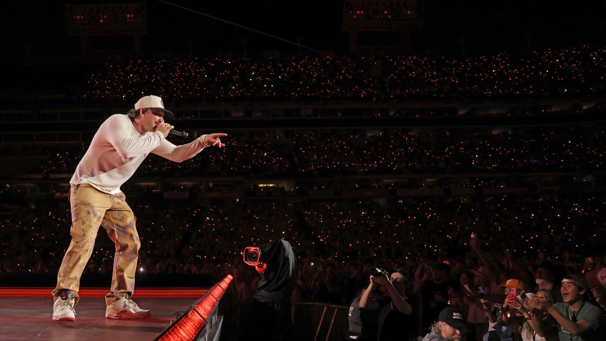 Travis Kelce joins Morgan Wallen onstage while singer wearing Harrison Butker's number Travis Kelce joins Morgan Wallen onstage while singer wearing Harrison Butker's number