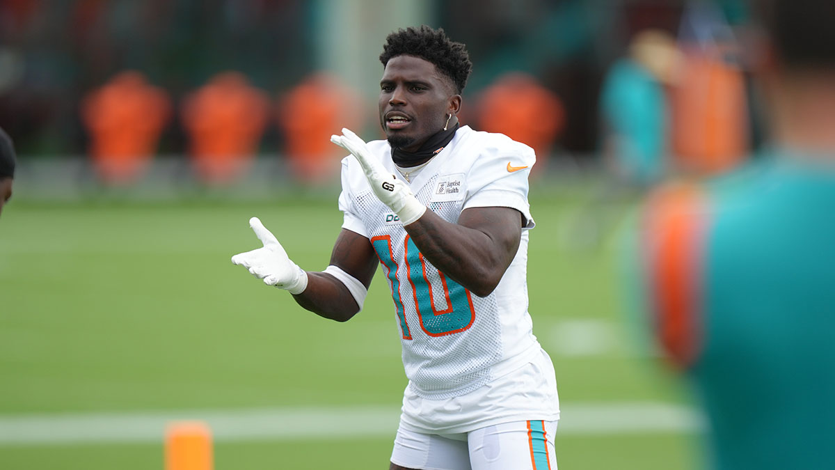 Dolphins receiver Tyreek Hill agrees to restructured contract with 65