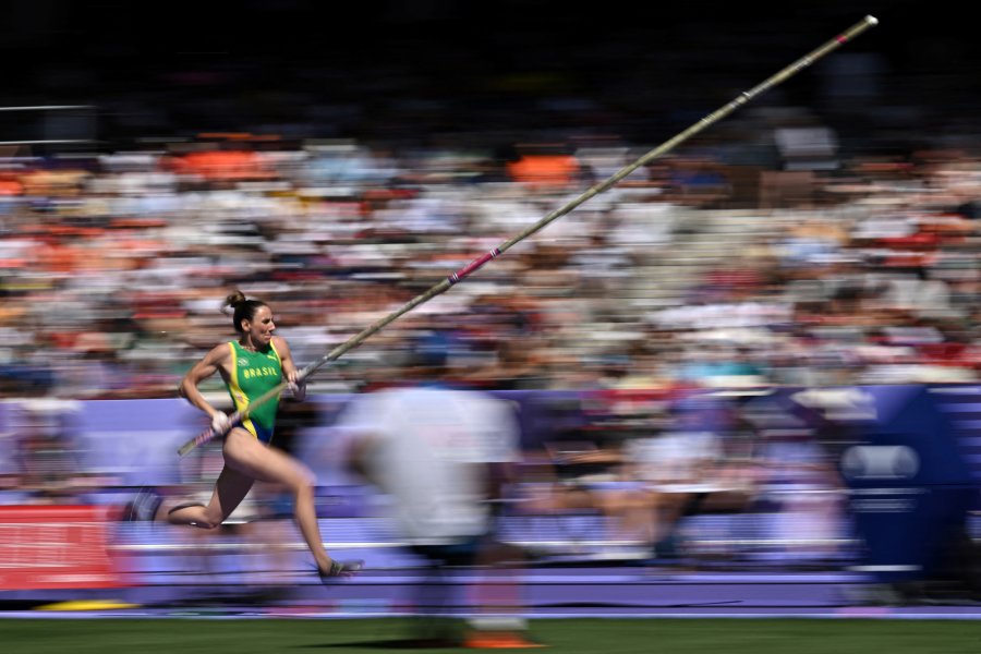 Brazil's Juliana De Menis Campos competes in the women's pole vault qualification of the athletics event at the Paris 2024 Olympic Games at Stade de France in Saint-Denis, north of Paris, on August 5, 2024