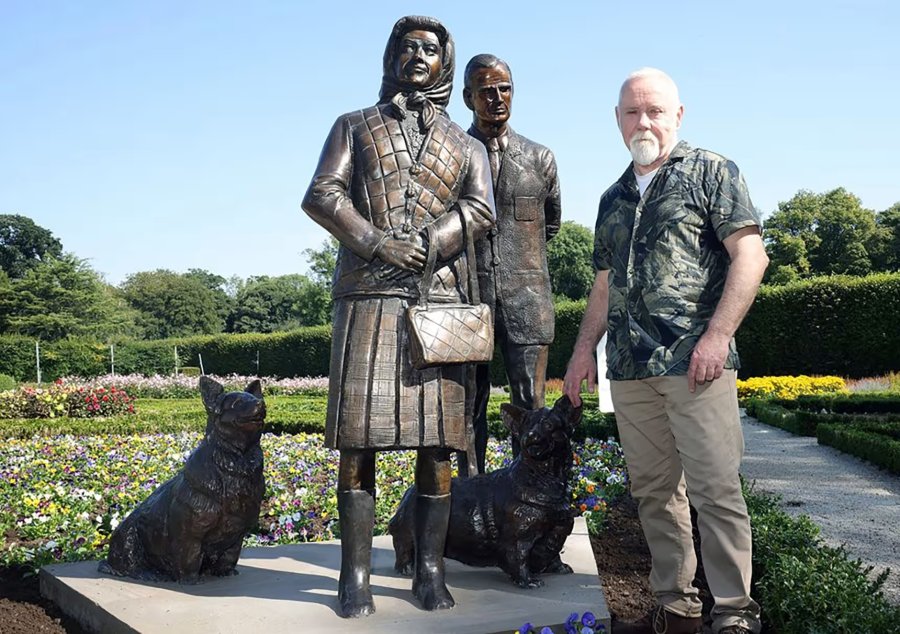 Queen Elizabeth II statue