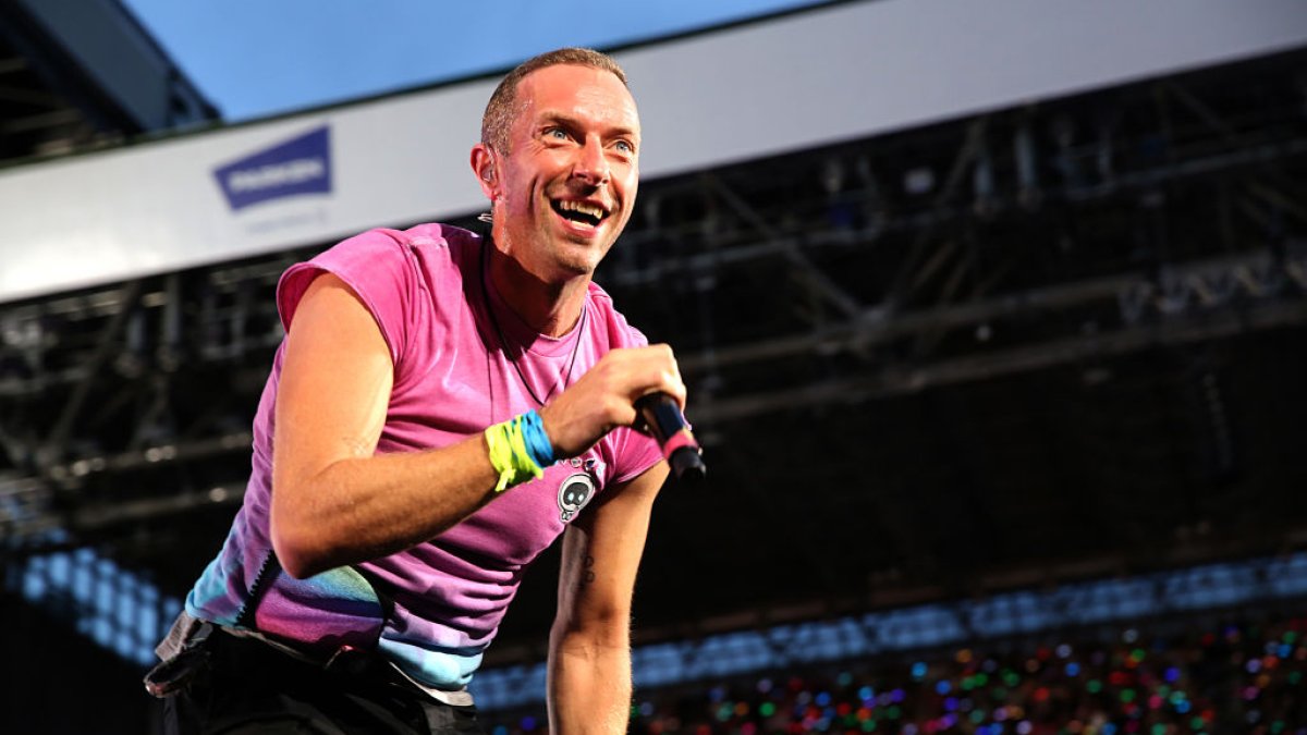 Disguised Coldplay singer Chris Martin spotted singing at bar in Las Vegas. See how the crowd reacted