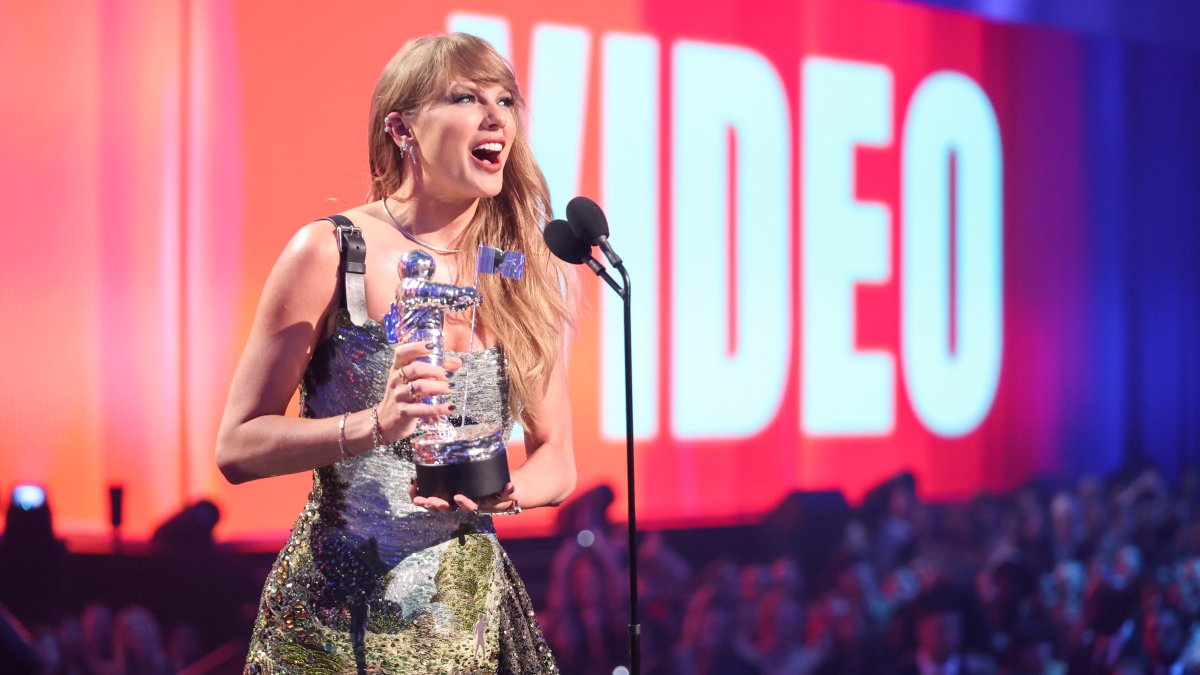 Taylor Swift gives enchanting shoutout to Travis Kelce at MTV VMAs Taylor Swift gives enchanting shoutout to Travis Kelce at MTV VMAs