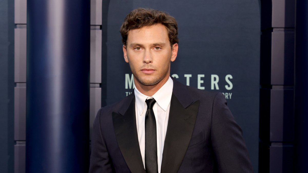 ‘Monsters' actor met Erik Menendez: ‘I got to tell him I believe him'