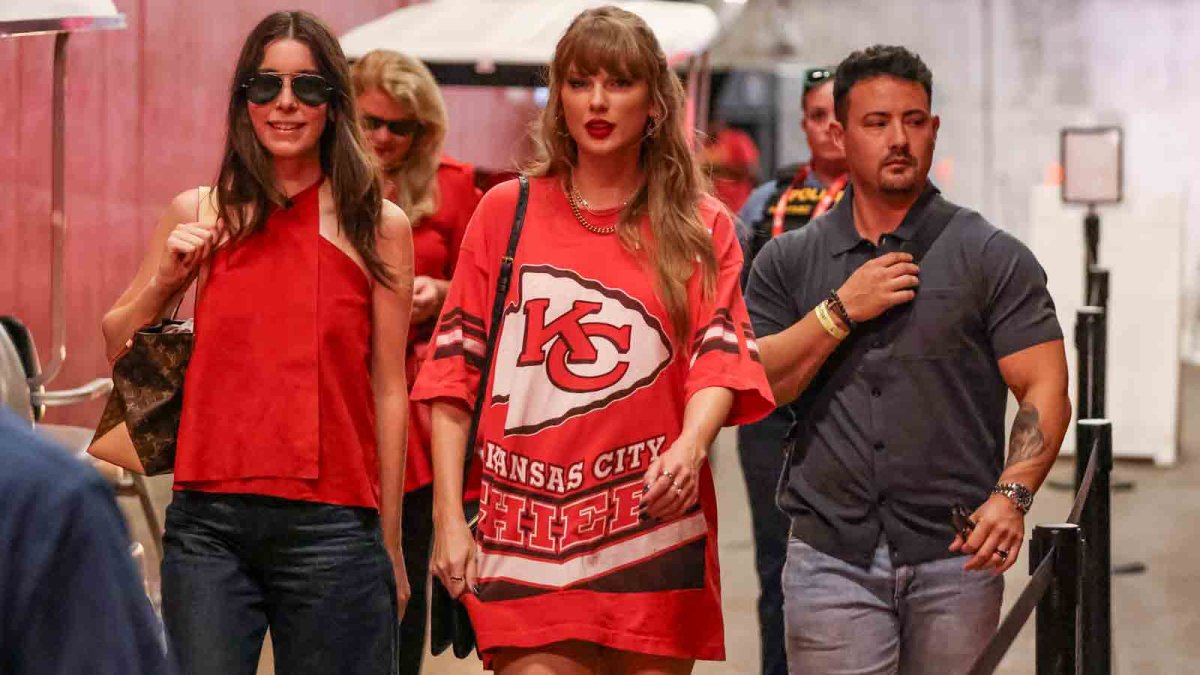 Taylor Swift arrives in Kansas City for Sunday's Chiefs-Bengals game