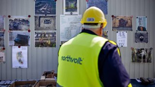 Employees of the State Archaeological Office have hung pictures of finds from a construction trailer during a main archaeological investigation on the Northvolt site. 