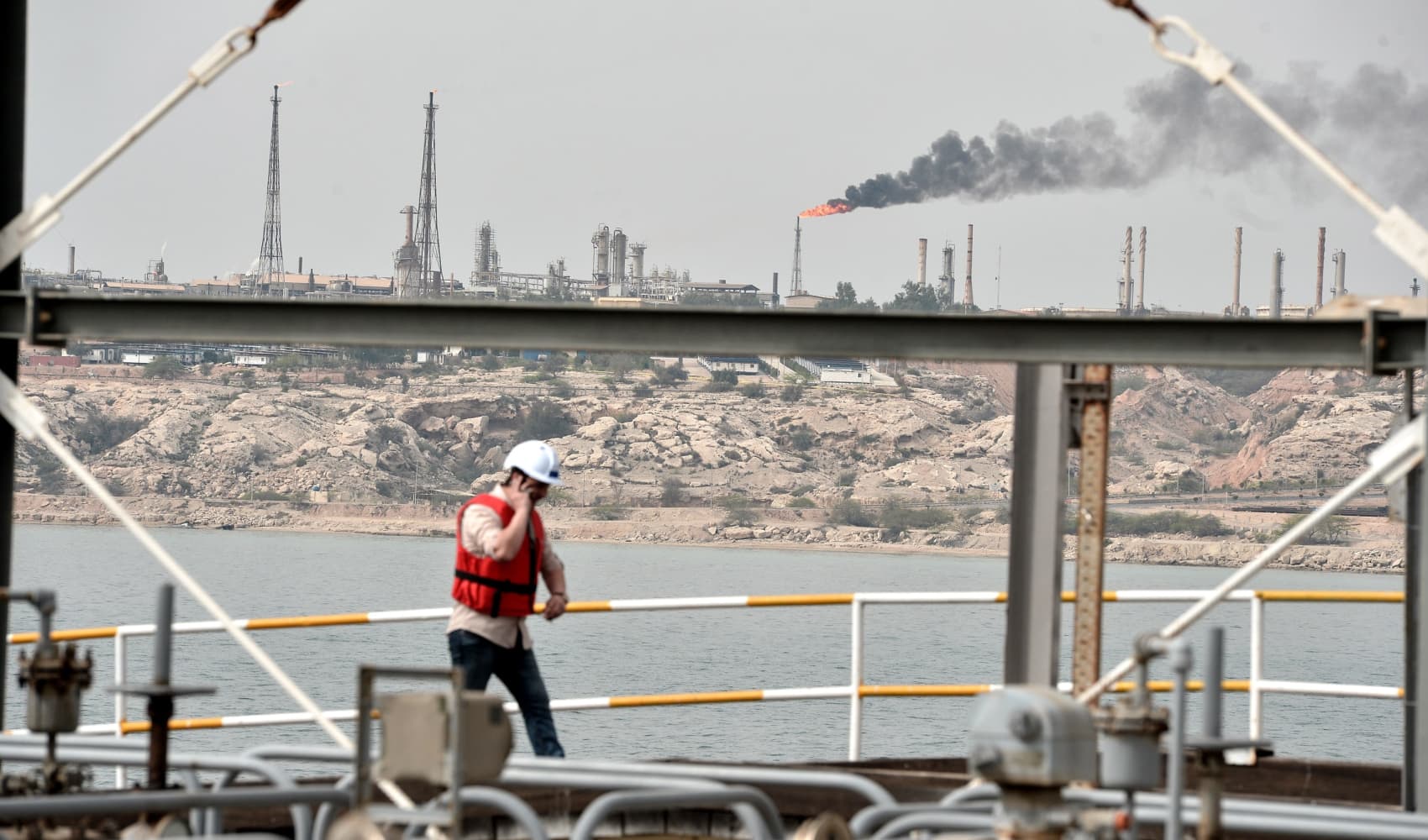 Live updates: U.S. bombs strategic island, Iran vows to destroy oil infrastructure in the region