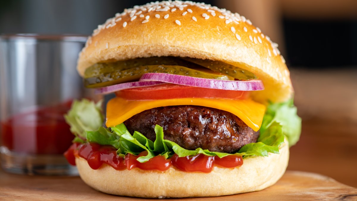 28 National Hamburger Day deals for bunderful savings