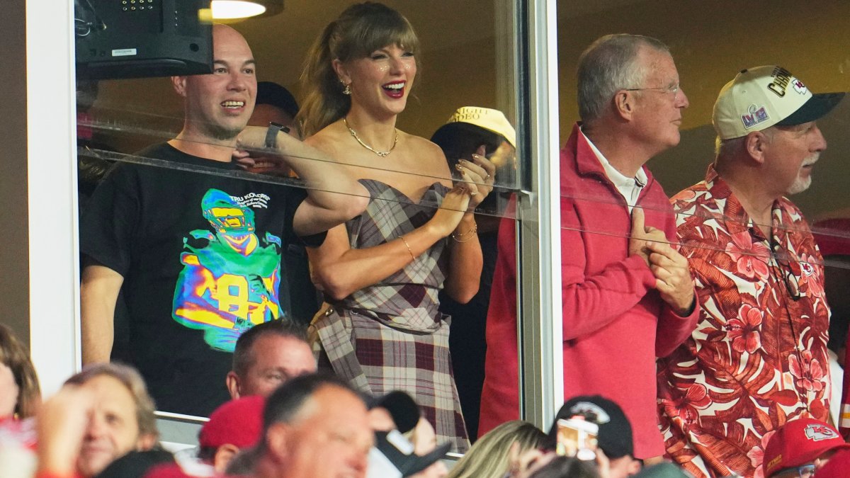 Jason Kelce reacts to Taylor Swift arrival at Travis Kelce's NFL Game