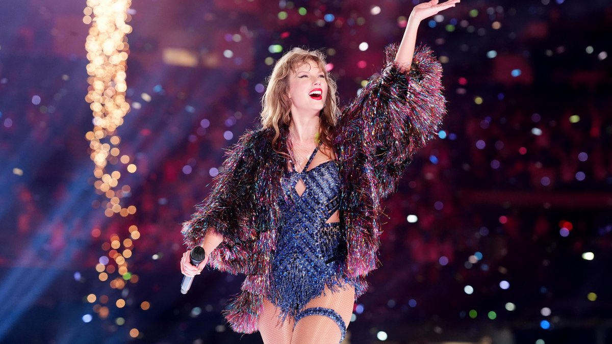 Taylor Swift shakes off stage malfunction during ‘Eras Tour' like a pro