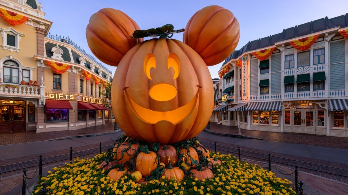 Halloween to holidays How Disney turns over its parks between its two