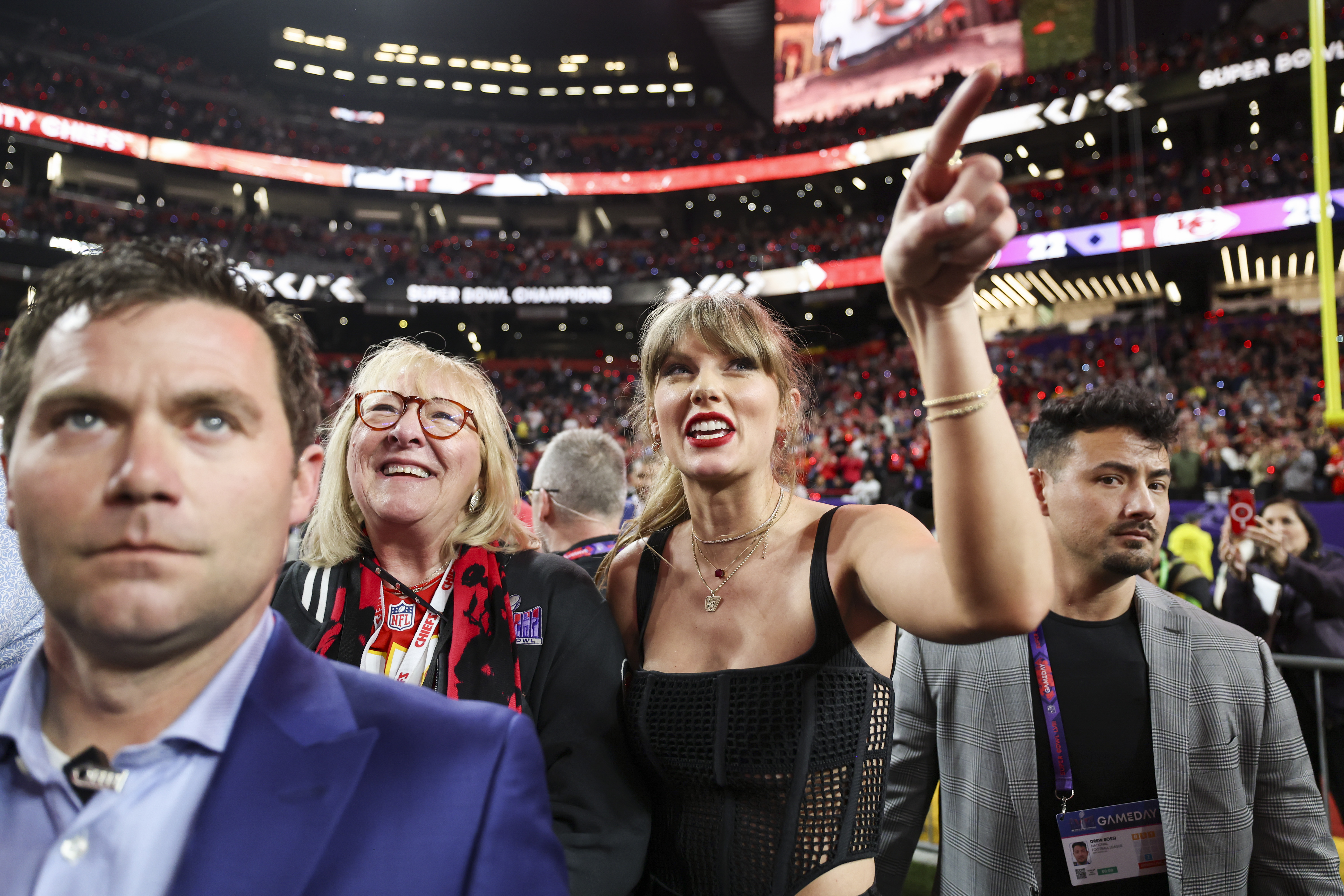Will Taylor Swift and the Kelces spend Thanksgiving together? Here's what Donna Kelce said