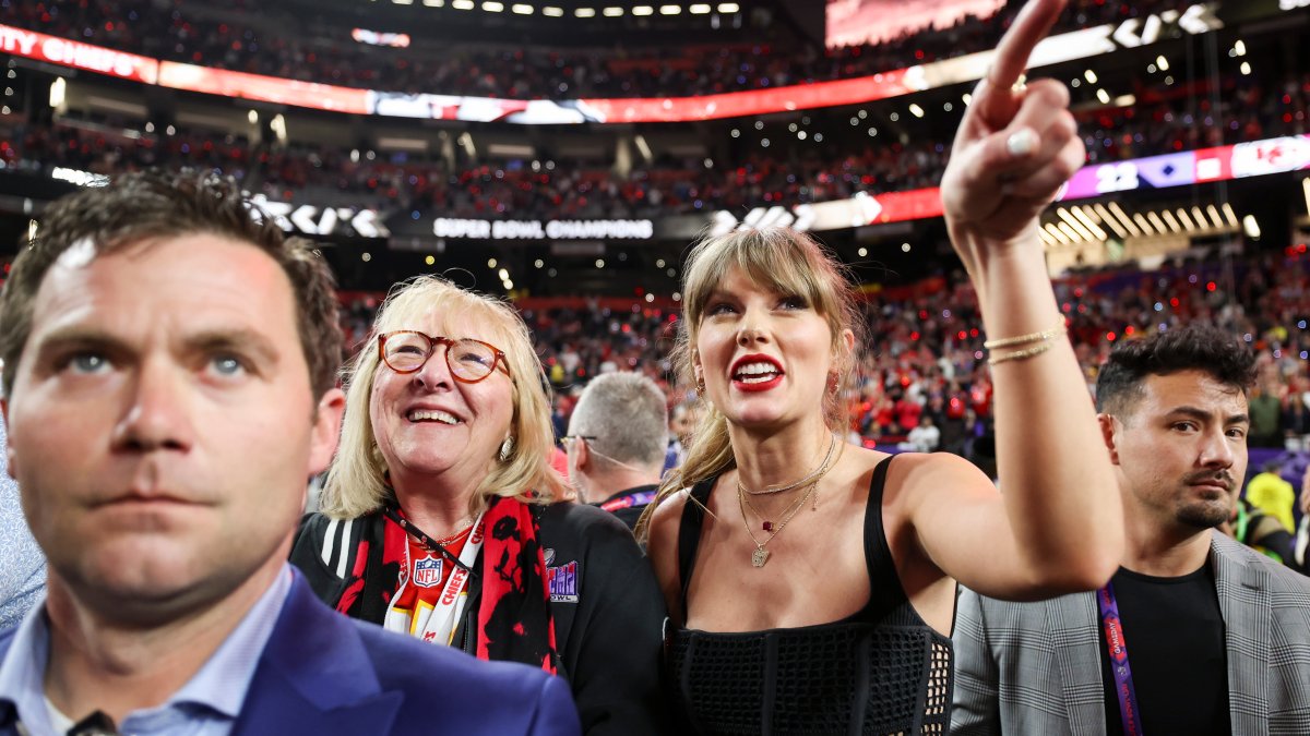 Will Taylor Swift and the Kelces spend Thanksgiving together? Here's what Donna Kelce said Will Taylor Swift and the Kelces spend Thanksgiving together? Here's what Donna Kelce said