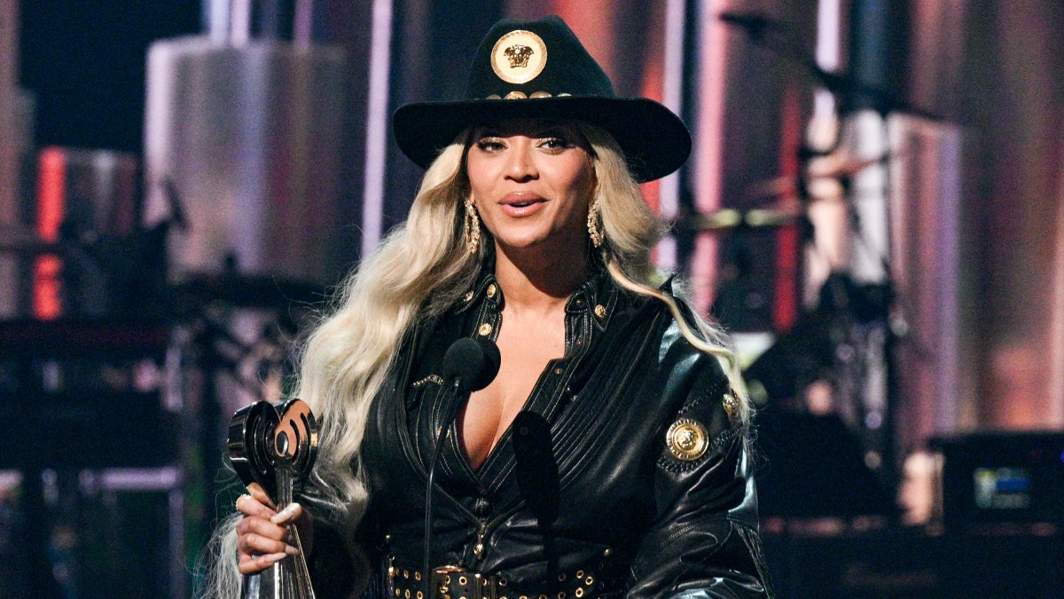 Beyoncé channels Pamela Anderson in surprise 'Bodyguard' music video: 'Beywatch' Beyoncé channels Pamela Anderson in surprise 'Bodyguard' music video: 'Beywatch'