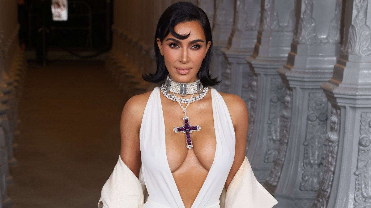Kim Kardashian wears Princess Diana's pendant with royally risqué gown Kim Kardashian wears Princess Diana's pendant with royally risqué gown