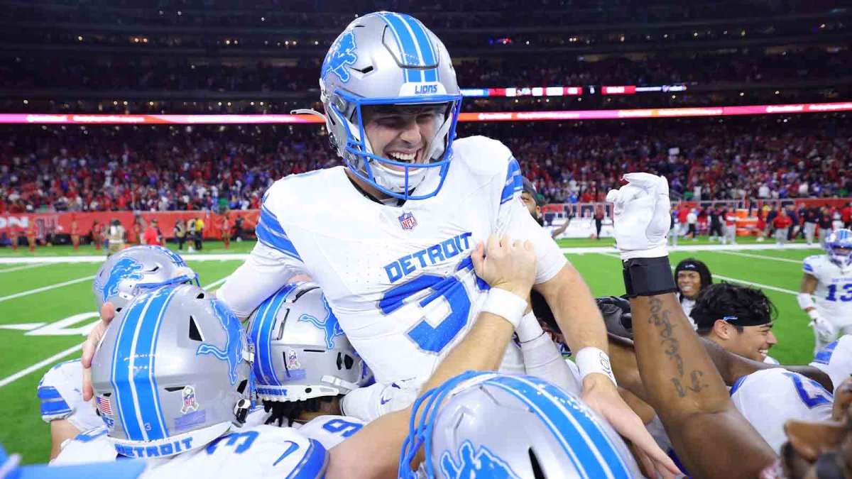 'Not now!' Lions fans roar at flight attendant during game-winning field goal