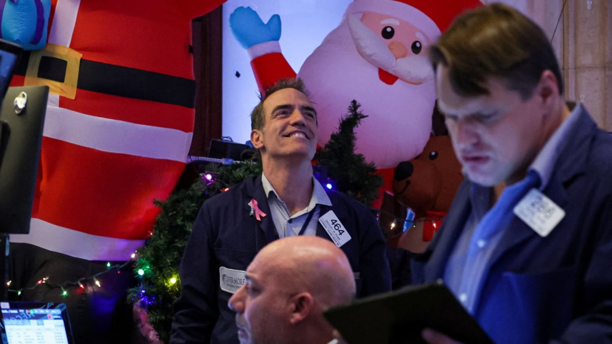 S&P 500 rises 1 on Christmas Eve, tech stocks lift the market again
