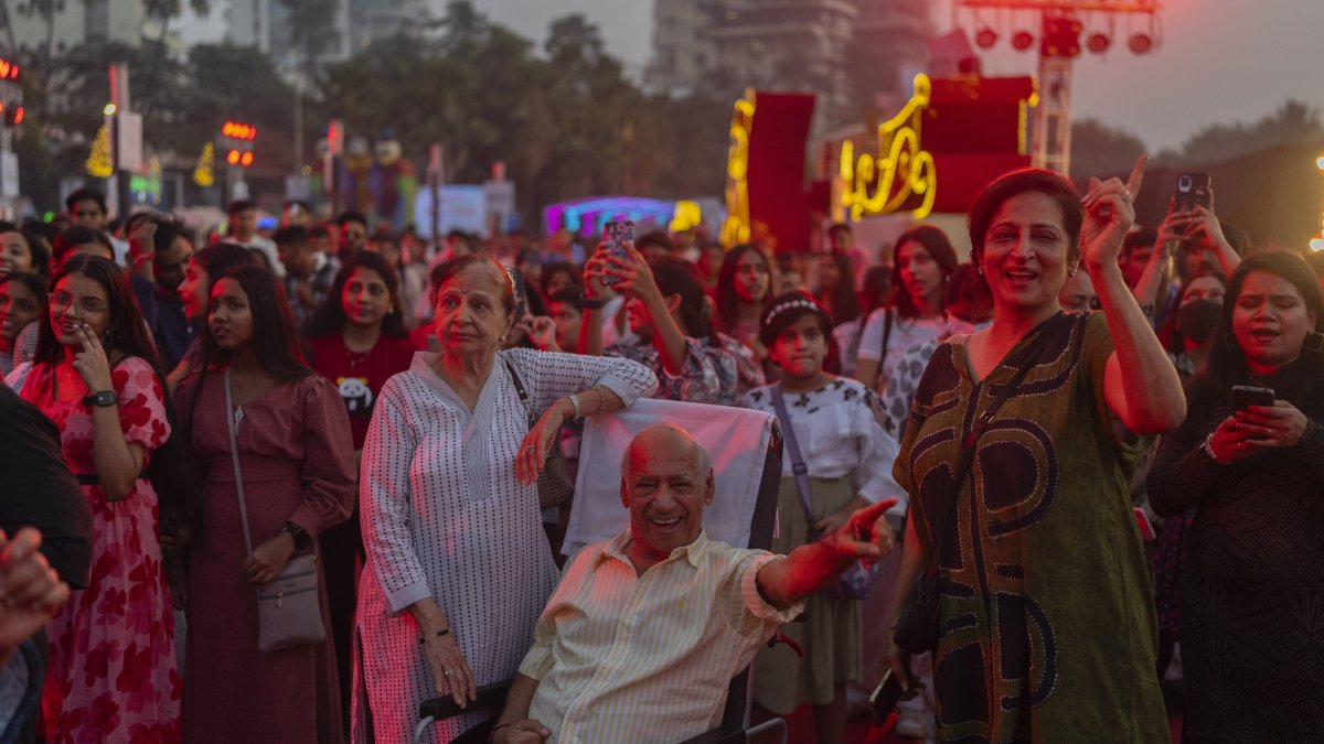 World 2025 with light shows, embraces and ice plunges NBC 6