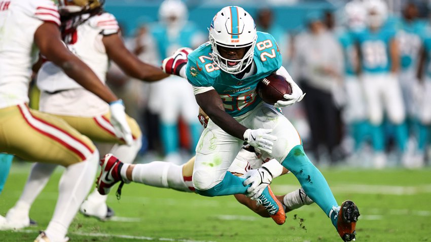 MIAMI GARDENS, FLORIDA – DECEMBER 22: De’Von Achane #28 of the Miami Dolphins carries the ball during the first half of an NFL football game against the San Francisco 49ers at Hard Rock Stadium on December 22, 2024 in Miami Gardens, Florida. (Photo by Kevin Sabitus/Getty Images)