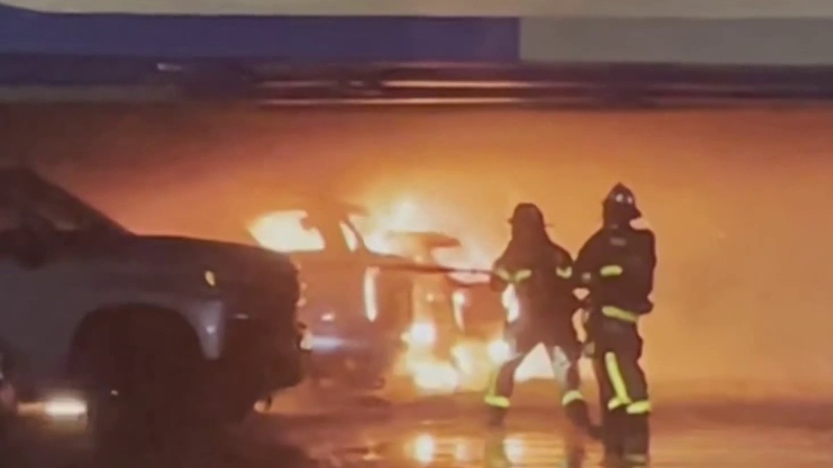 12 vehicles damaged in fire at MIA parking garage – NBC 6 South Florida