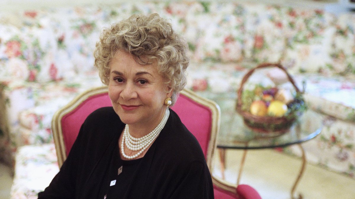 Tony Award-winning actor Joan Plowright, widow of Laurence Olivier, dies at 95 Tony Award-winning actor Joan Plowright, widow of Laurence Olivier, dies at 95