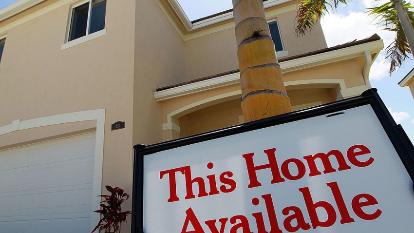 MIAMI – JUNE 23:  A sign indicating a new home is available for sale is seen on June 23, 2010 in Miami, Florida. The Commerce Department today announced new home sales declined 32.7% to a seasonally adjusted annual rate of 300,000 in May.  (Photo by Joe Raedle/Getty Images)