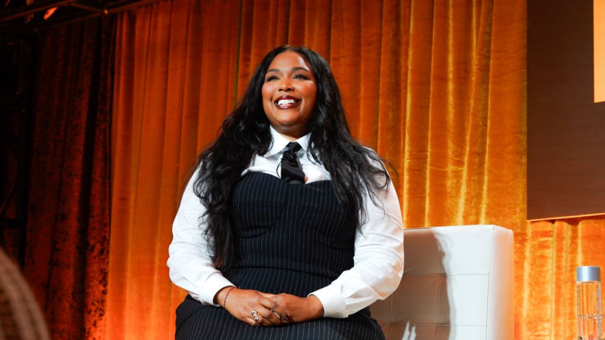 Lizzo shares new pic to celebrate meeting weight goals: ‘I did it'