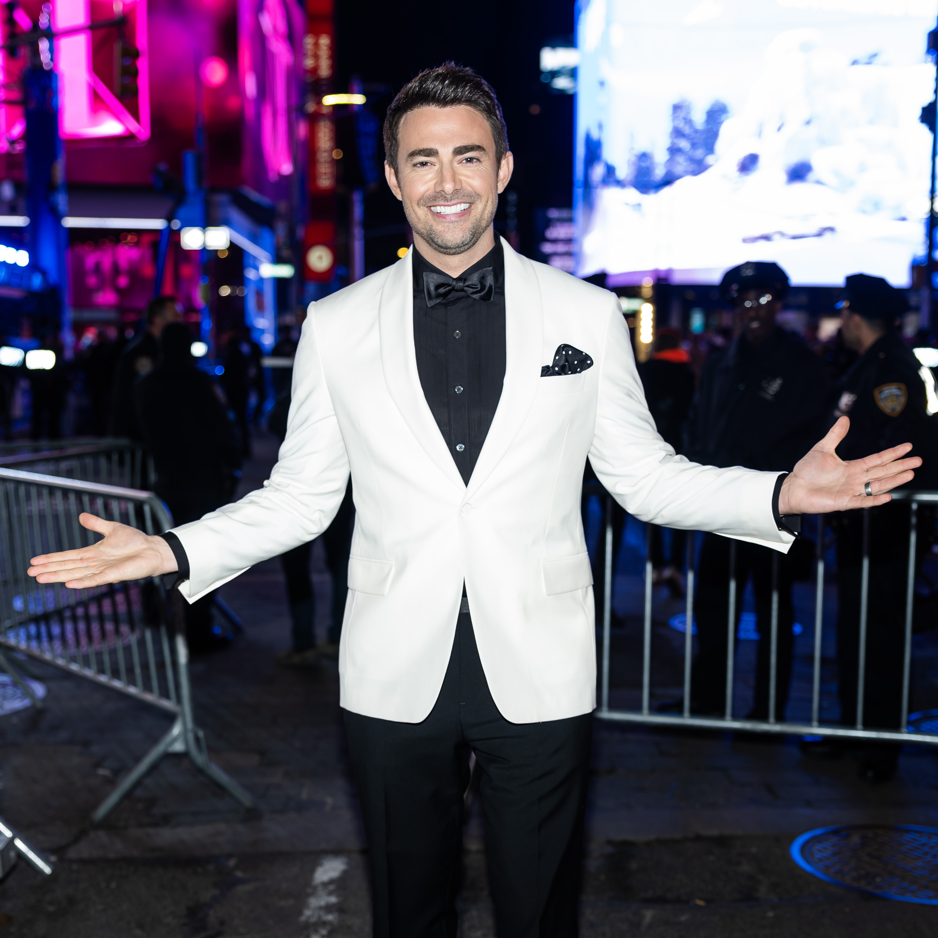 ‘Mean Girls' star Jonathan Bennett re-creates Kathie Lee's ‘iconic' cruise commercial — see how she reacted